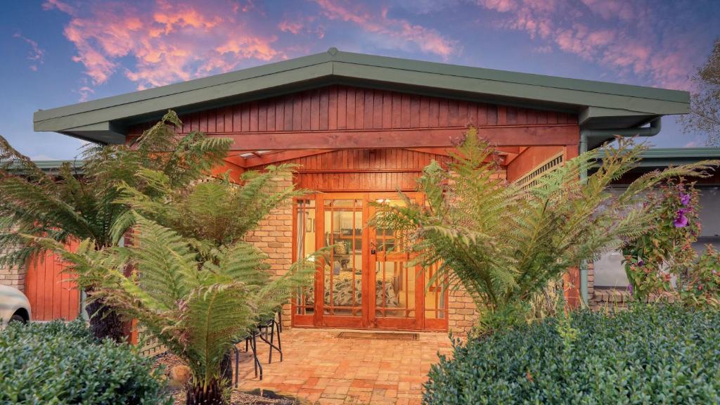 a house with a large glass door and trees at Sleepy Hollow Hideout (Hidout 2) in Forest