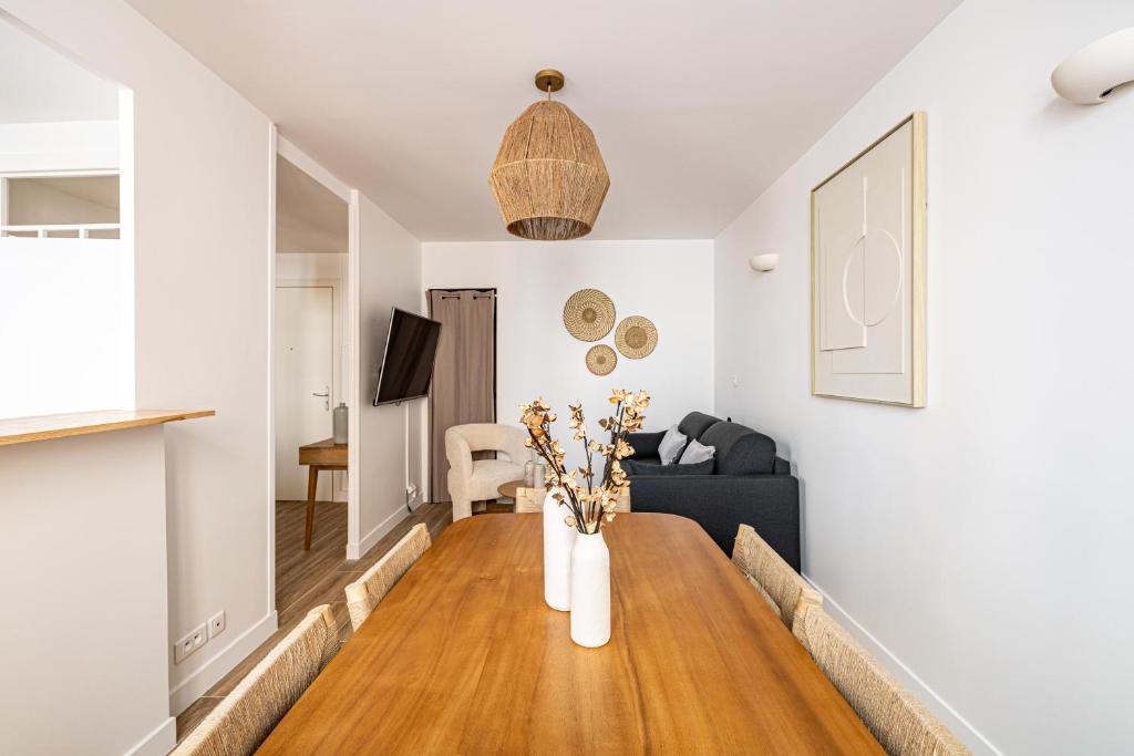 un salon avec un canapé et une table dans l'établissement Beautiful 1BR, heart of Suquet-Cannes - 5min beach, à Cannes