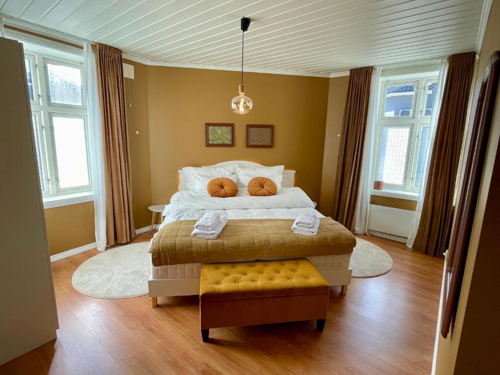 a bedroom with a bed with two teddy bears on it at Sentral og fargerik bygårdsleilighet in Halden