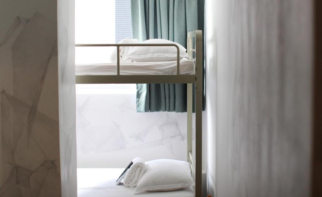 Letto o letti in una camera di Hop Inn