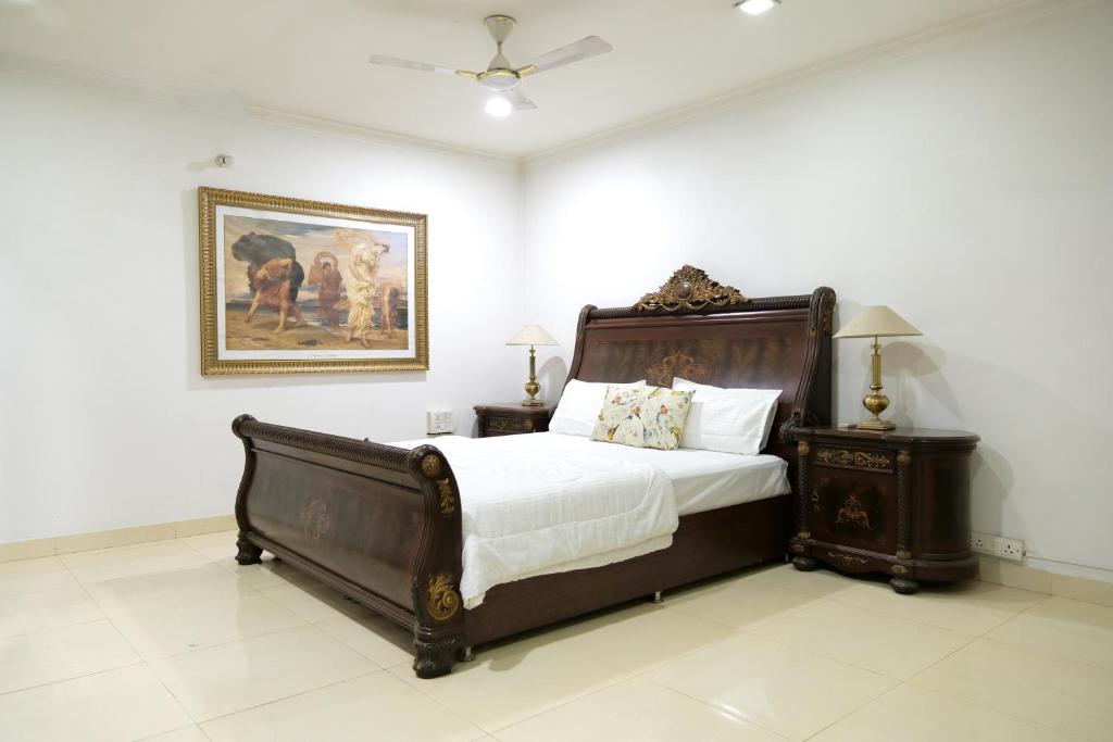 sypialnia z łóżkiem i obrazem na ścianie w obiekcie Embassy Suites w Nowym Delhi