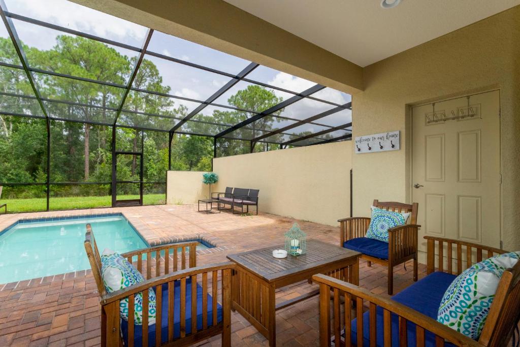 Bazén v ubytování 8843 GC Windsor at Westside Luxury 5 BR Townhome nebo v jeho okolí