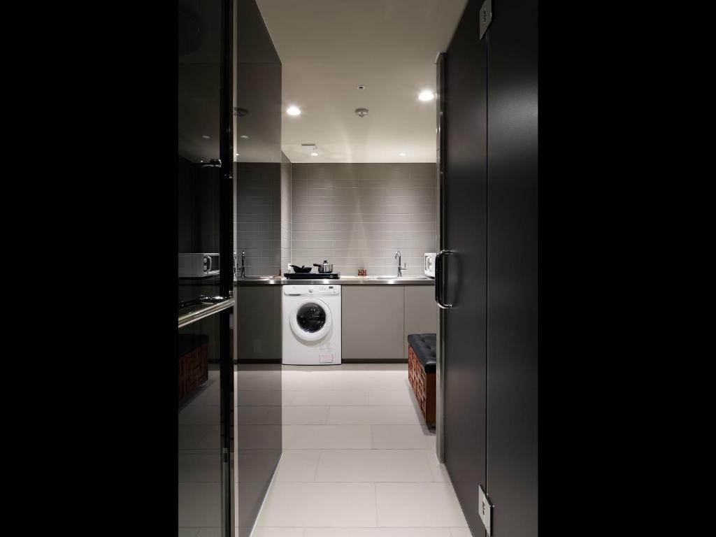 a laundry room with a washer and a washing machine at Shinjuku Granbell Hotel in Tokyo