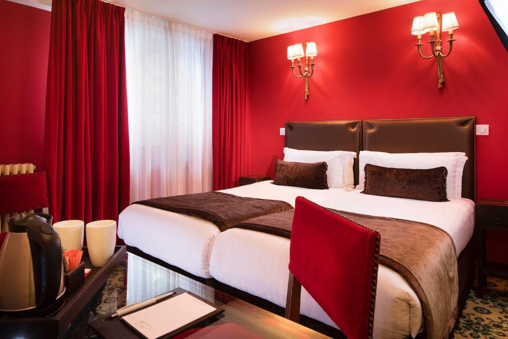 Postel nebo postele na pokoji v ubytování Hotel Des Deux Continents