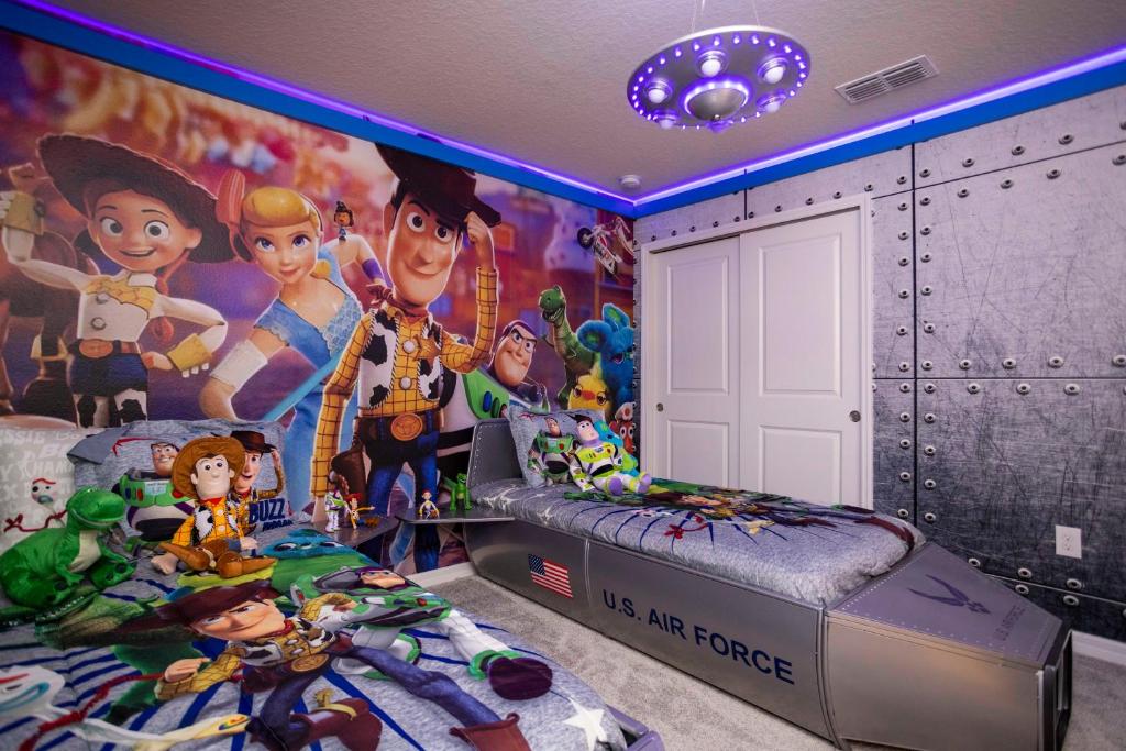 1 dormitorio con un mural de película enredada de Disney en 2330 LC - Luxurious 8BR Townhome Getaway, en Davenport