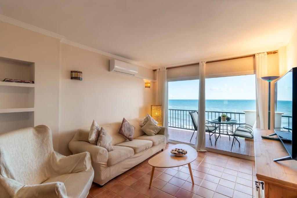 A seating area at RentitSpain Apartamento Arce 13 Balcón con Vista al Mar