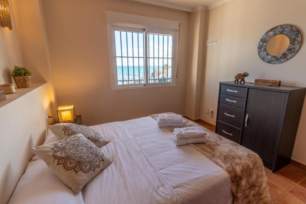 A bed or beds in a room at RentitSpain Apartamento Arce 13 Balcón con Vista al Mar