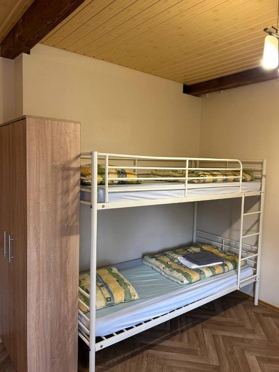 Postel nebo postele na pokoji v ubytování Hostel Filaretai