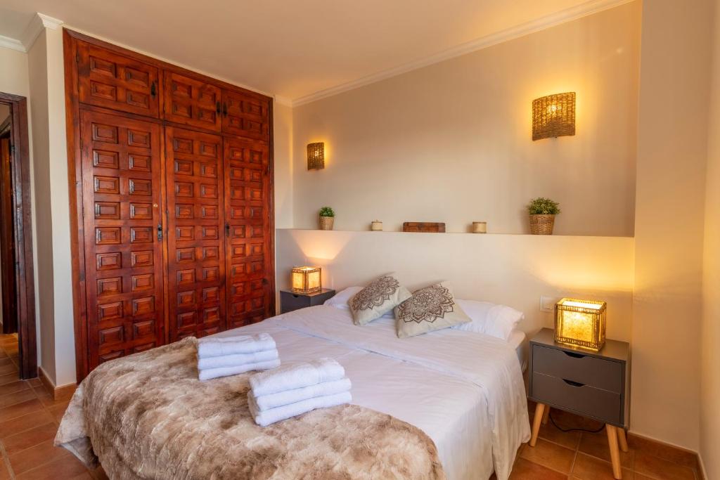 A bed or beds in a room at RentitSpain Apartamento Arce 13 Balcón con Vista al Mar