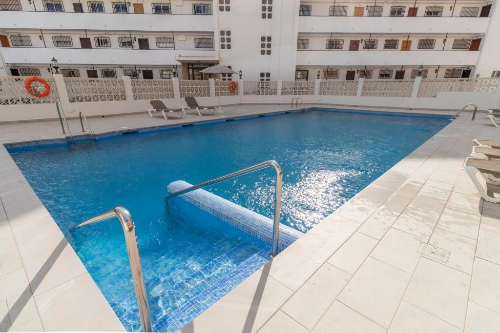 The swimming pool at or close to RentitSpain Apartamento Arce 13 Balcón con Vista al Mar