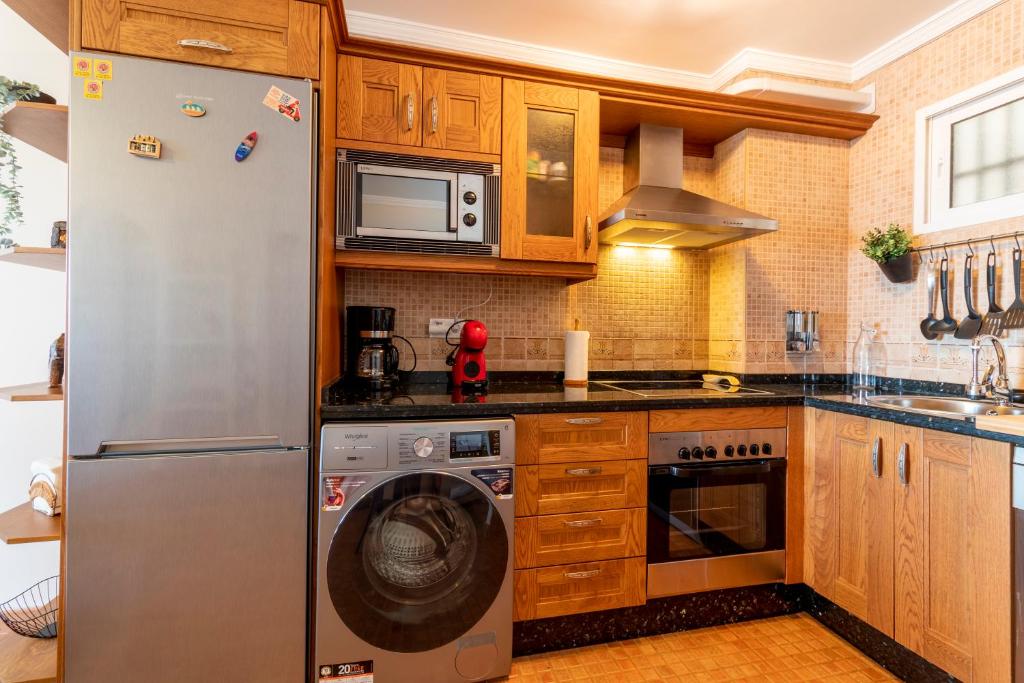 A kitchen or kitchenette at RentitSpain Apartamento Arce 13 Balcón con Vista al Mar
