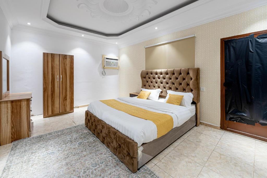 A bed or beds in a room at درب البحر
