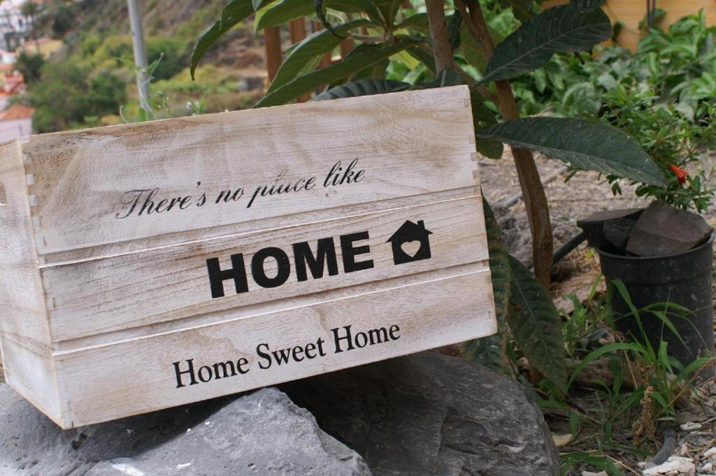 a sign that reads there is no private life home sweet home at Vivienda Vacacional Cuenca de Liria in Hermigua
