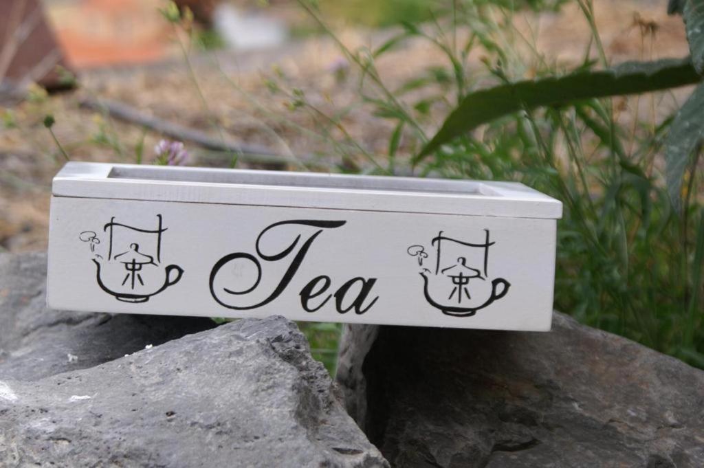a tea box sitting on top of a rock at Vivienda Vacacional Cuenca de Liria in Hermigua