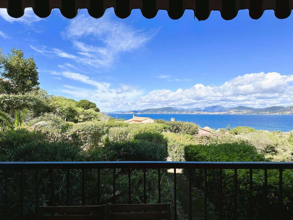 einen Balkon mit Meerblick in der Unterkunft LA BAIE Studio cabine climatisé, vue mer, pour 4 personnes avec piscine sur la presqu'île de Giens à Hyères in Hyères