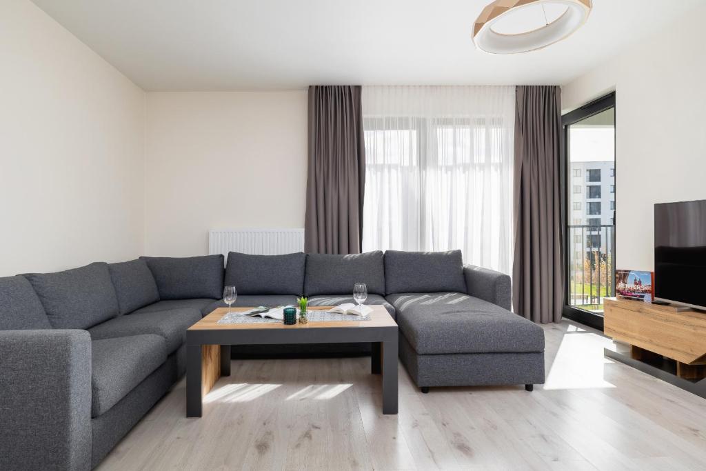 sala de estar con sofá y mesa de centro en Beautiful & Spacious 1 Bedroom Apartament with Balcony by Renters en Cracovia