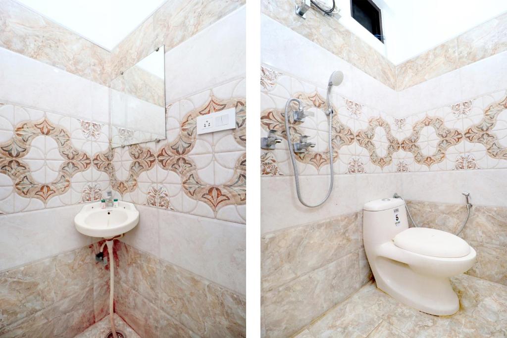 twee foto's van een badkamer met toilet en wastafel bij Shiv Shankar Guest House in Amritsar