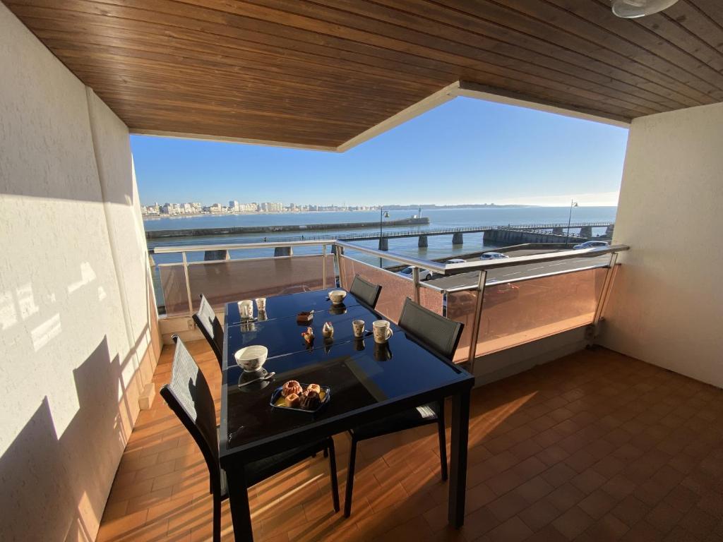 une pièce avec une table et une vue sur l'océan dans l'établissement Studio face mer a la Chaume, à Les Sables-dʼOlonne