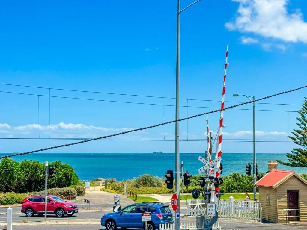 a traffic light with the ocean in the background at Elegant Bayside Retreat with Stunning Bay Views in Melbourne