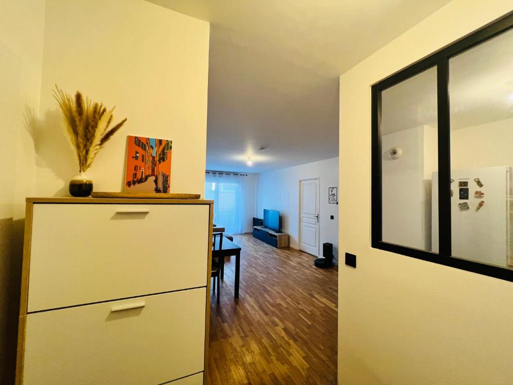 Cette chambre comprend un réfrigérateur et une salle à manger. dans l'établissement Bel appartement proche de Paris, à Alfortville