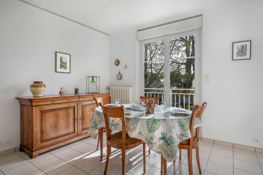 une salle à manger avec une table et des chaises dans l'établissement Détente tout près de la plage de Sainte-Marguerite, à Pornichet