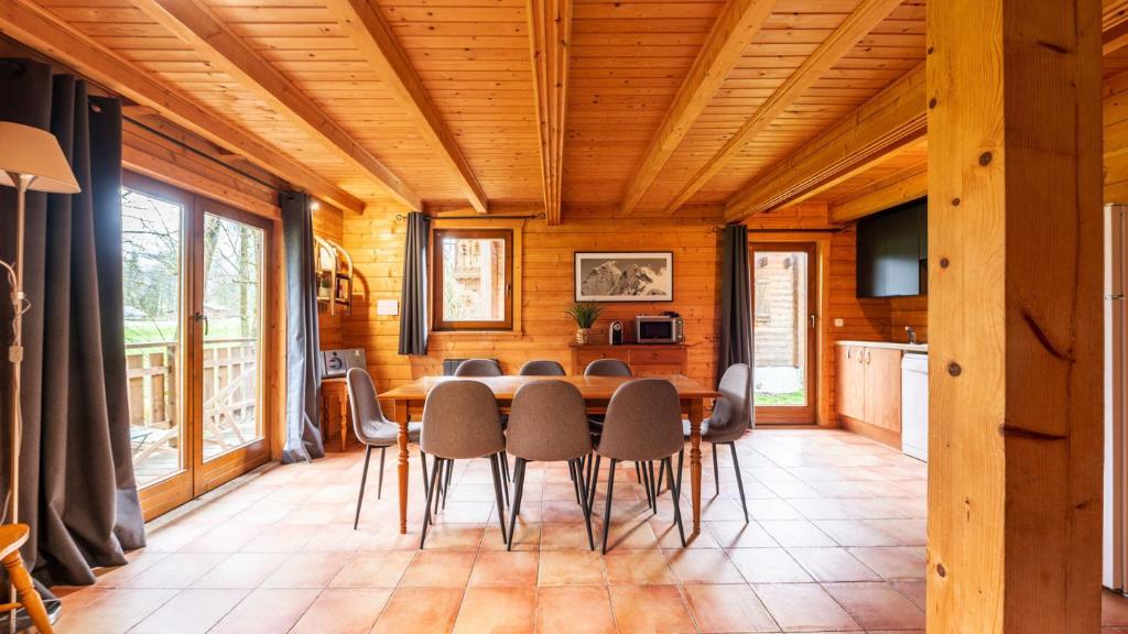 a dining room with a table and chairs at Bois de Champelle -7- Magnifique chalet 8 pers in Morillon