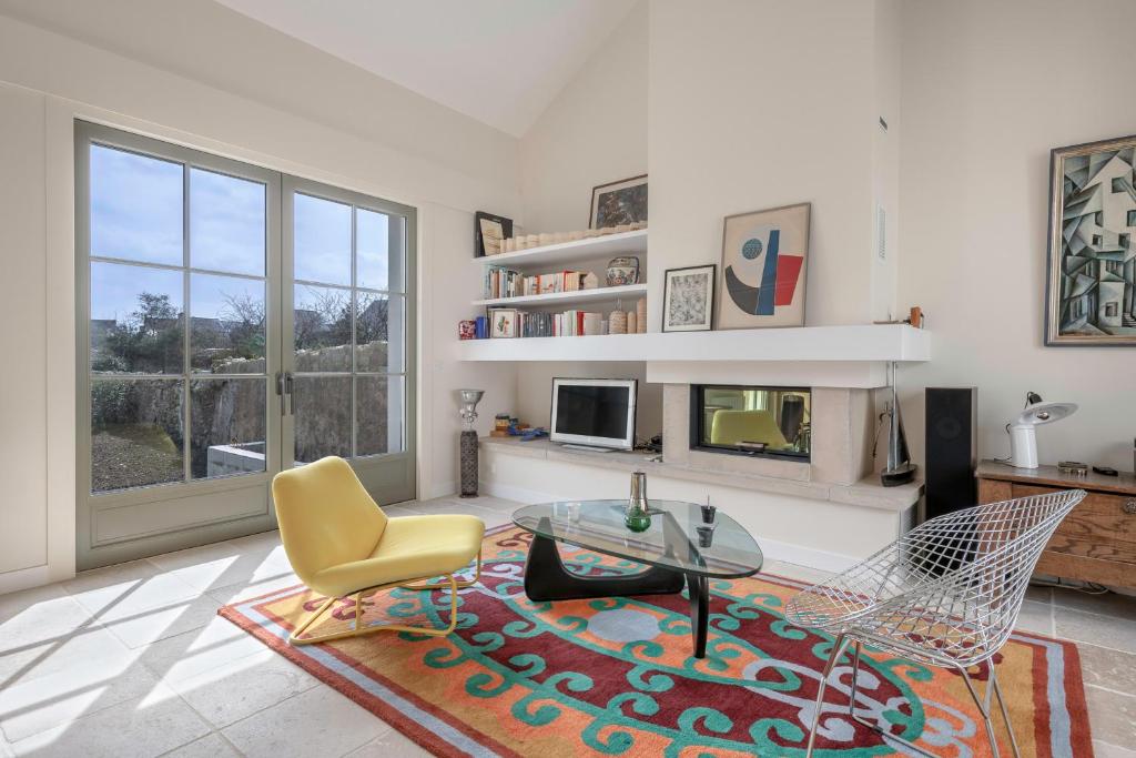 a living room with a glass table and chairs at Belle maison - 300m des marais - 950m de la plage in Batz-sur-Mer