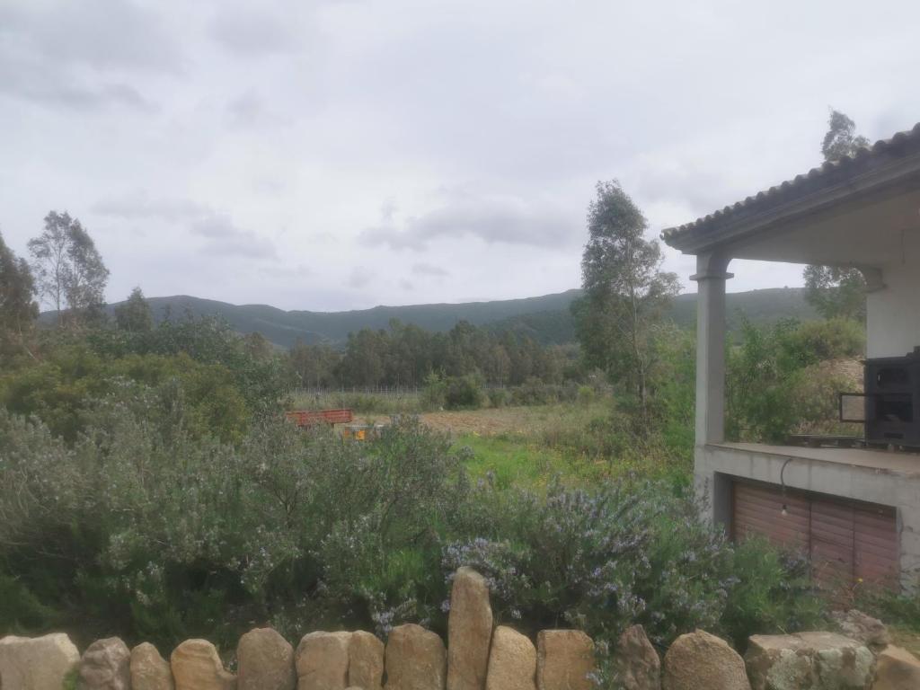 una casa con una valla y vistas al patio en località Zarvenu (Murtas Artas) en Siniscola