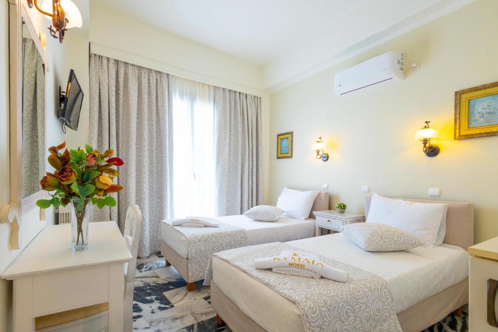 Postel nebo postele na pokoji v ubytování Kymata Hotel