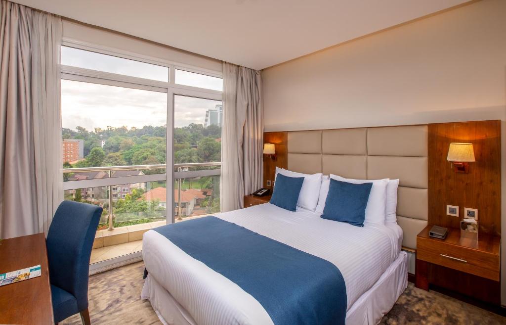 Postel nebo postele na pokoji v ubytování Golden Tulip Canaan Kampala