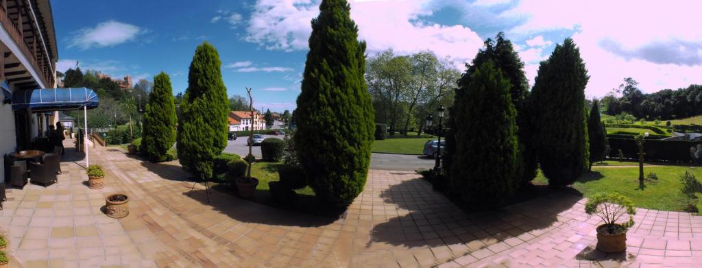 Jardín al aire libre en Hotel Comillas
