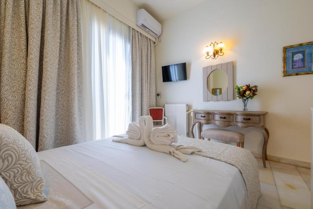 Postel nebo postele na pokoji v ubytování Kymata Hotel