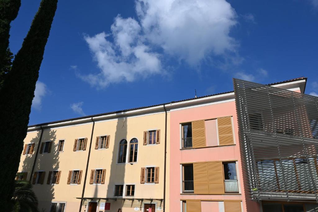 un edificio con un cielo azul en el fondo en Hostel Sveta Ana en Koper