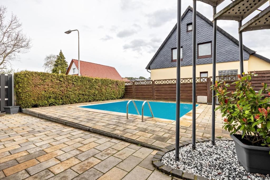 una piscina en el patio trasero de una casa en Dini's Ferienwohnung, en Wunstorf