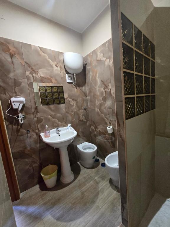 Un baño de Hotel Iris