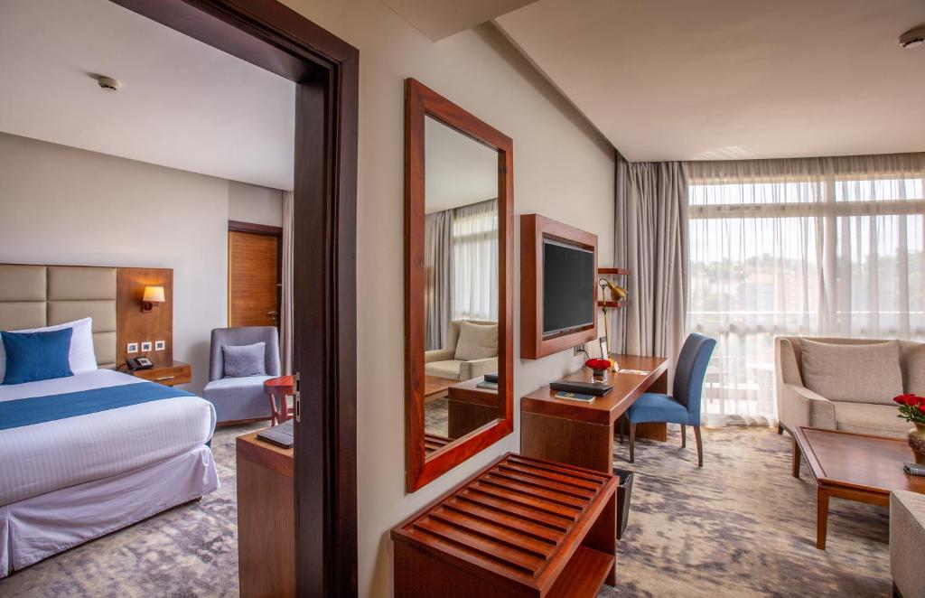 Posezení v ubytování Golden Tulip Canaan Kampala