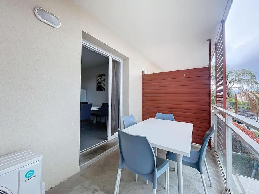 Cette chambre dispose d'un balcon avec une table et des chaises. dans l'établissement 3301-Appartement 6 couchages avec piscine, à Argelès-sur-Mer