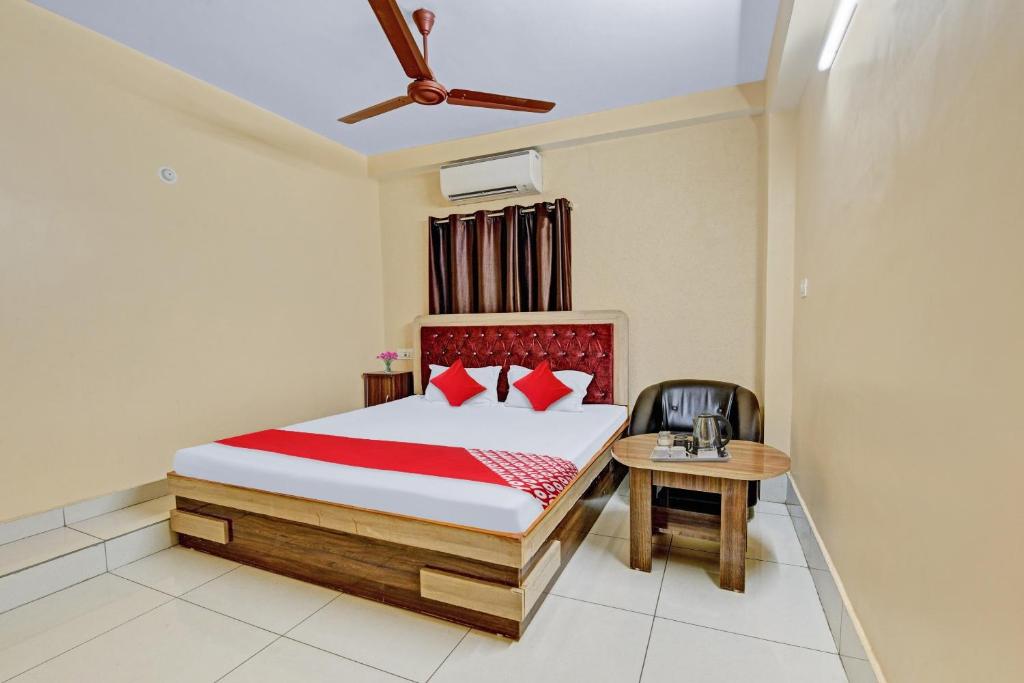 Ένα ή περισσότερα κρεβάτια σε δωμάτιο στο Flagship Sri Jagarnath Banquet & Hotel