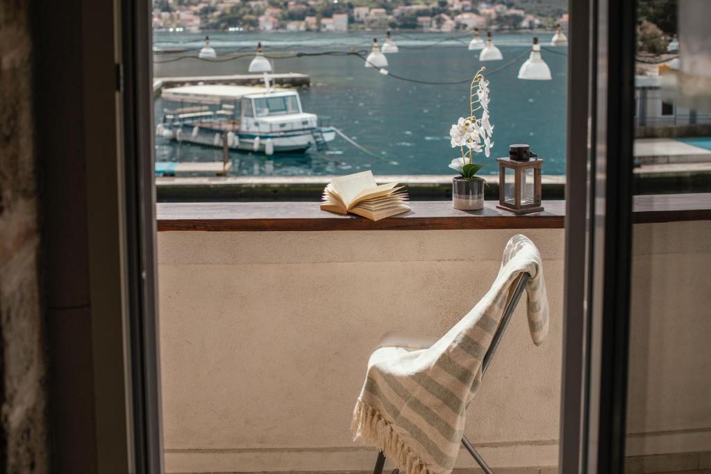 een boek zittend op een vensterbank met een boek bij Step to Kotor bay Guesthouse in Kotor