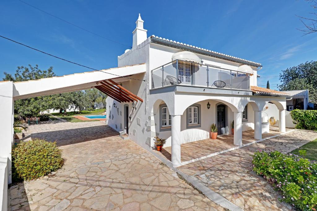 una grande casa bianca con patio di Casal Dos Machados a Boliqueime