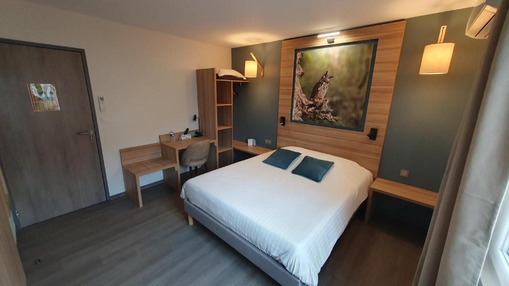 een hotelkamer met een bed en een bureau en een bed sidx sidx sidx sidx bij Logis Hôtel - Les Pasteliers in Lavaur
