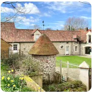 une ancienne maison en pierre avec une clôture et une cour dans l'établissement La Grange Dimière, à Saint-Martin-Boulogne