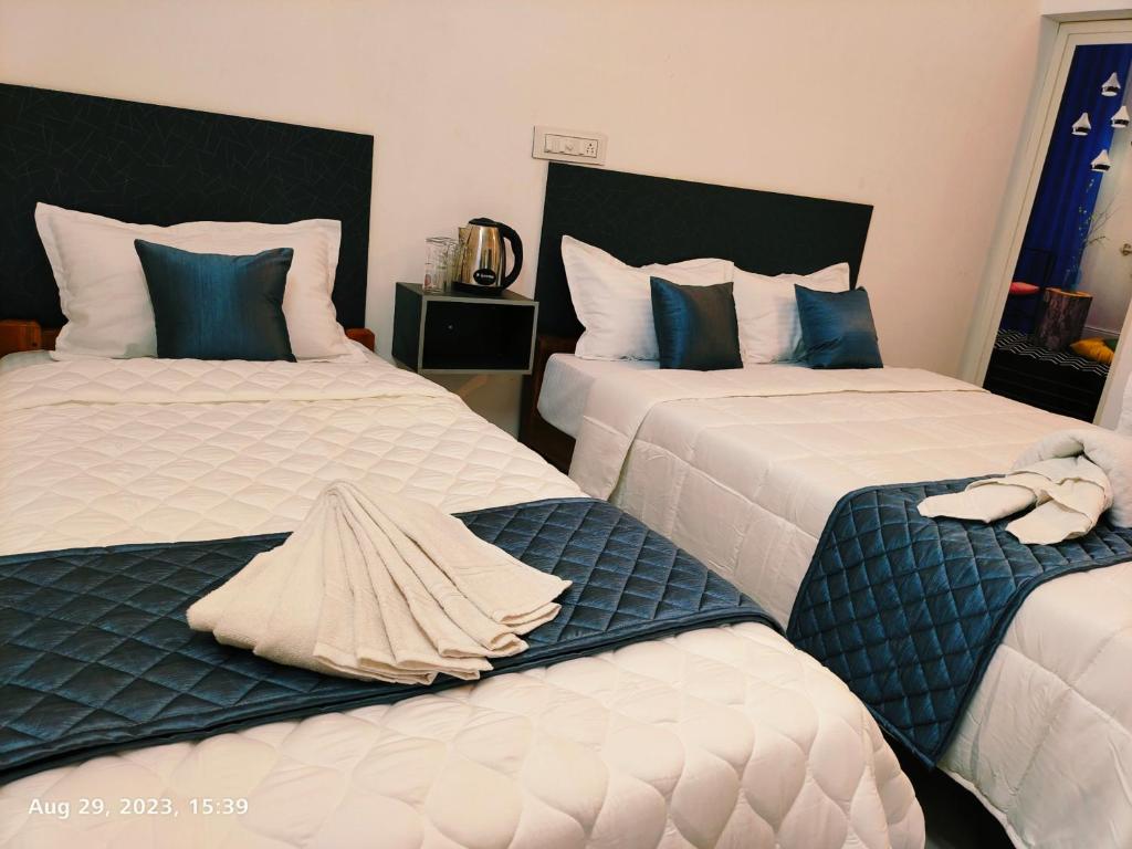 本地治里的住宿－De luma Seaview，一间卧室配有两张带毛巾的床
