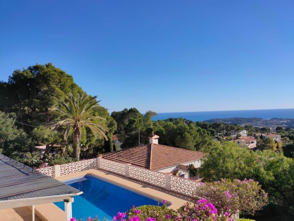 uma villa com piscina e vista em VILLA 4 CHAMBRES ALTEA em Altea