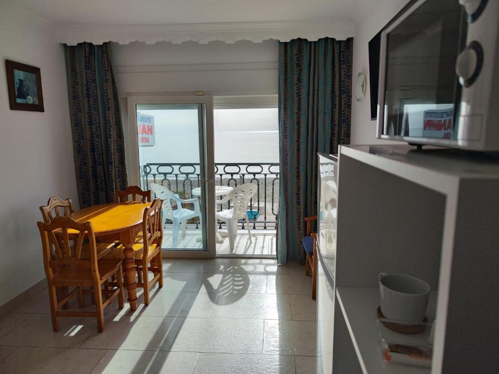 Televízia a/alebo spoločenská miestnosť v ubytovaní Apartamentos Caracas