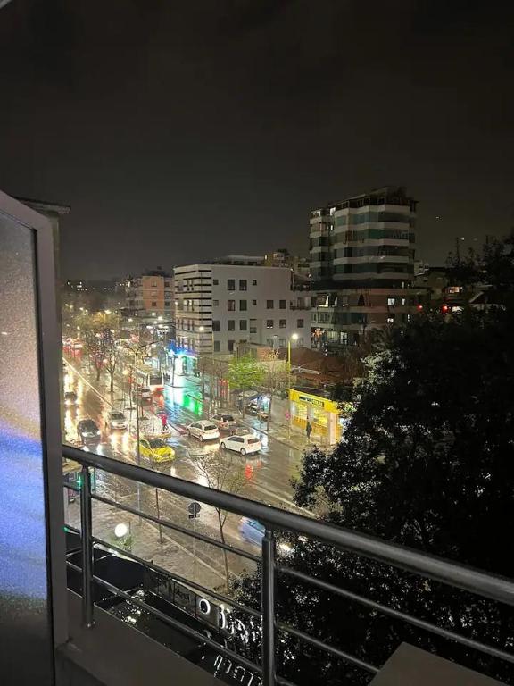 Nespecifikovaný výhled na destinaci Tirana nebo výhled na město při pohledu z penzionu