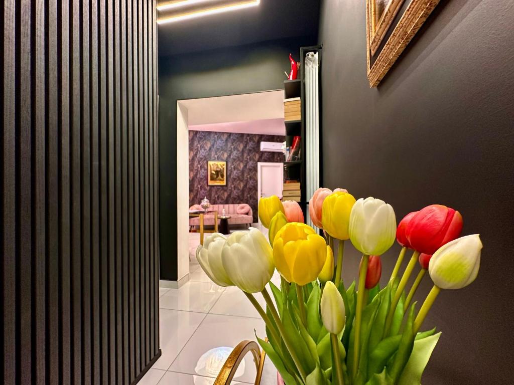 een kamer met een vaas met bloemen erin bij Elegance Rooms Spaccanapoli in Napels