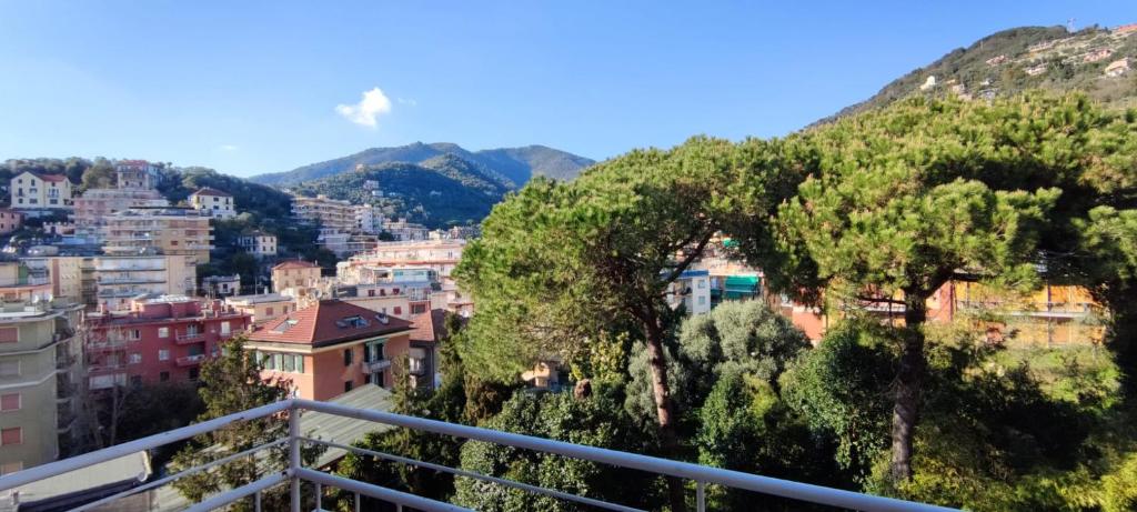 een balkon met uitzicht op de stad bij Il Pino in Rapallo