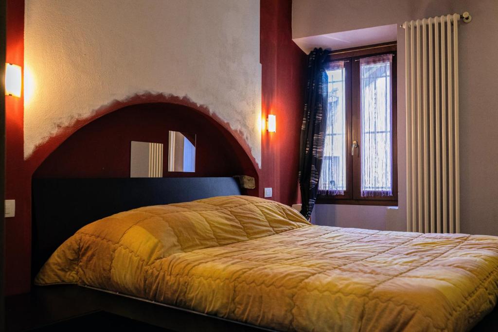 Un pat sau paturi într-o cameră la Rifugio Guglielmini Centrale