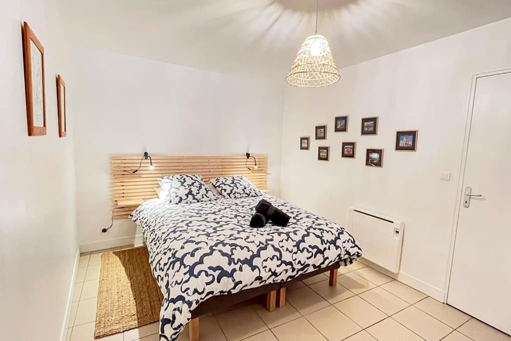 - une chambre dotée d'un lit avec un chat noir dans l'établissement l'atelier *proche gare & centre Amiens*, à Amiens
